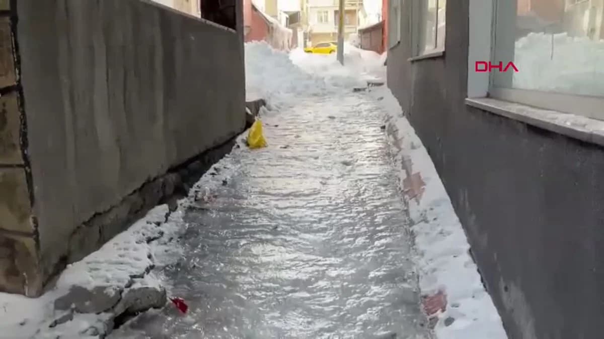 Ardahan’da Buz Tabakaları İş Makinesiyle Kırıldı