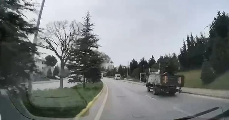 İzmit’te Kamyon Rampada Kayarak Devrildi