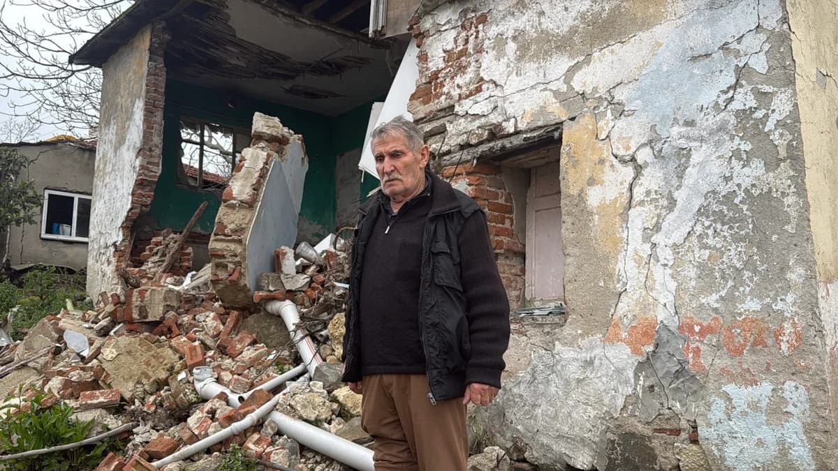 Yalova’da Toprak Kayması: Yaşlı Adamın Evi Yıkıldı, Çocuklarının Yanına Sığındı