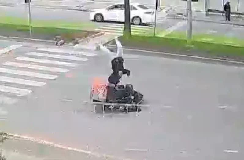 Mersin’de Motokuryenin Çocuğa Çarptığı Anlar Güvenlik Kamerasına Yansıdı