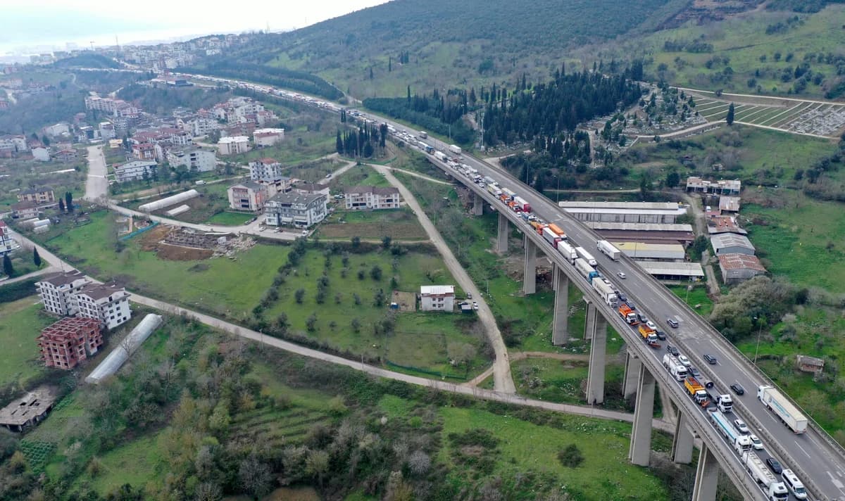 TEM Otoyolu’nda Zincirleme Kaza: 2 TIR ve 2 Otomobil Çarpıştı