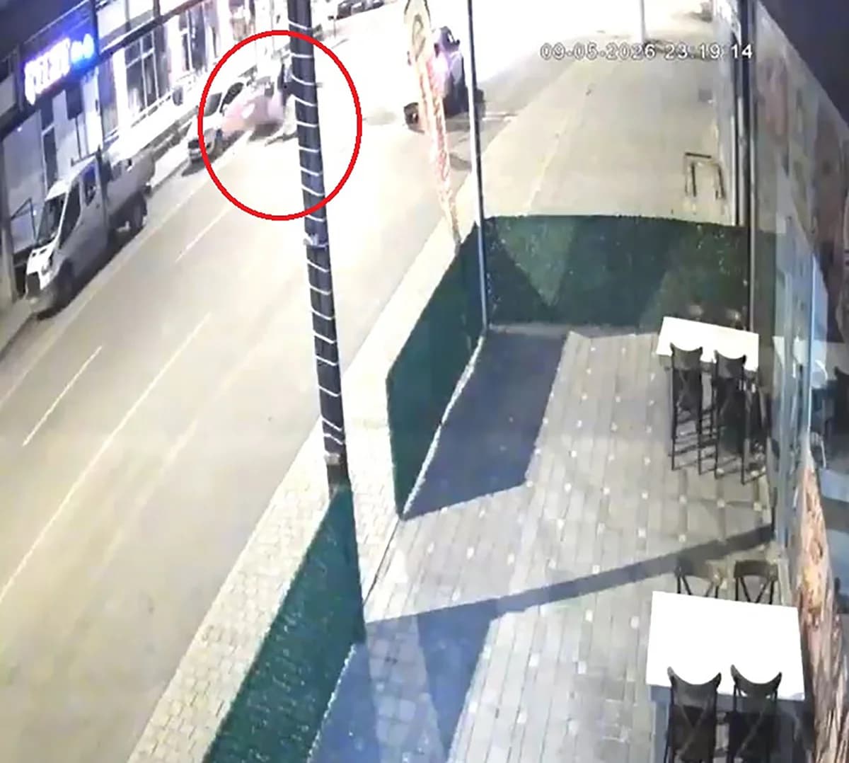 Adana’da Alkollü Sürücü Faciası: Motosikletli Genç Ağır Yaralandı