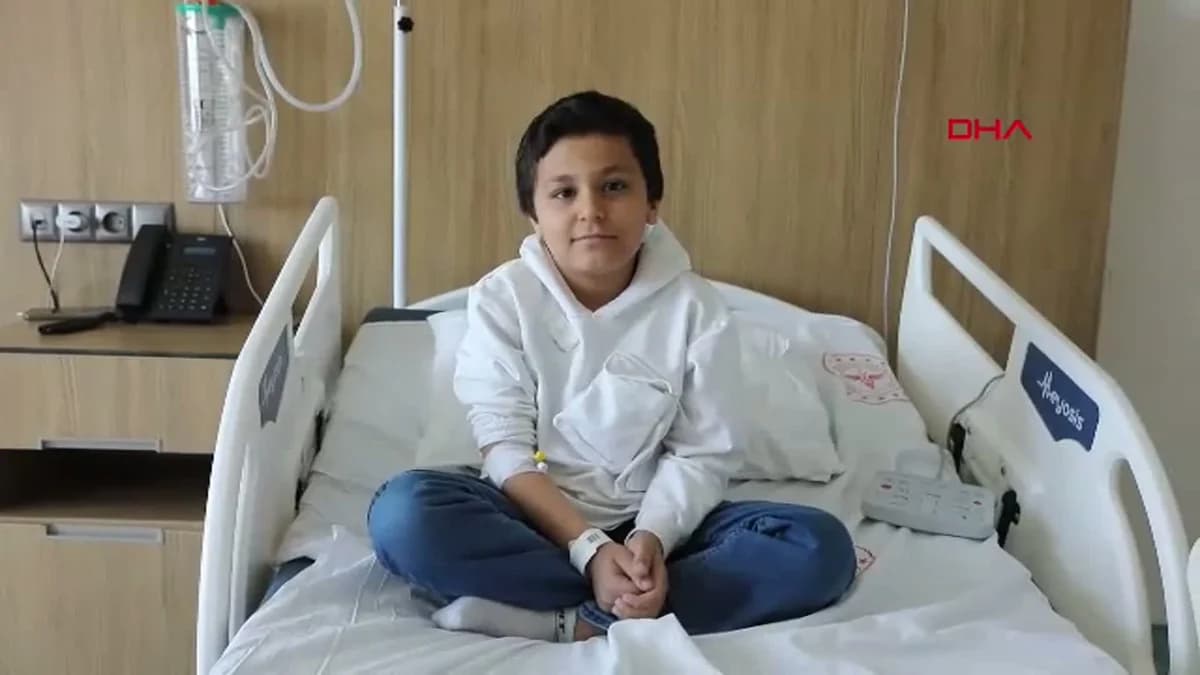 Gaziantep’te Mikrocerrahi ile İyileşen Çocuk Ayakkabı Giyip Koşmaya Başladı