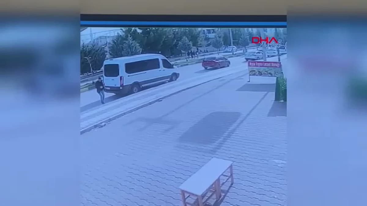 Diyarbakır’da Otomobil Kaldırımdaki İki Çocuğa Çarptı