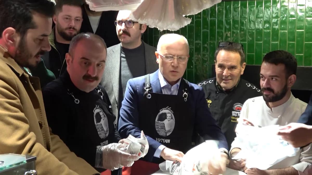 Mustafa Varank, Bursa’da Geleneksel Sahur Programında Vatandaşlarla Buluştu