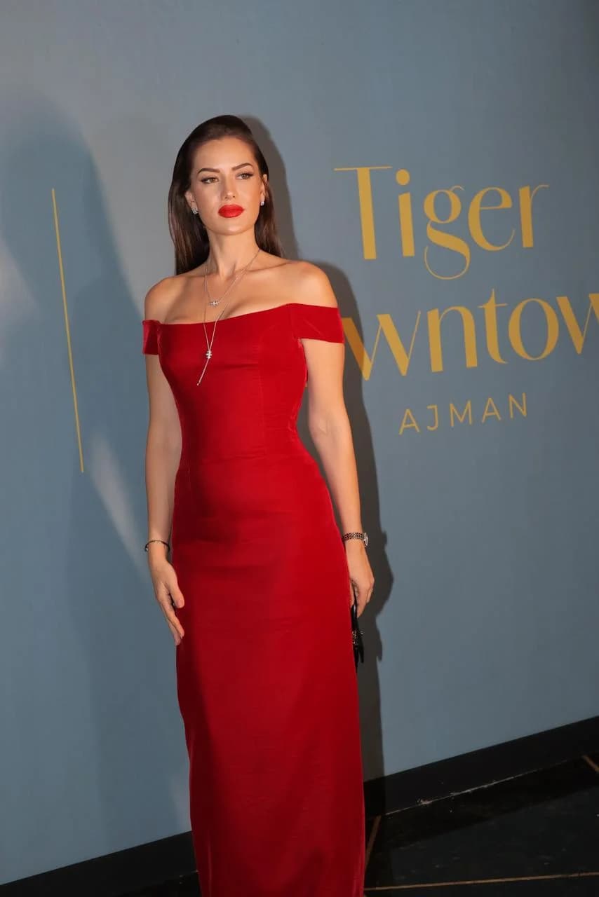 Fahriye Evcen kırmızı elbisesiyle dikkat çekti