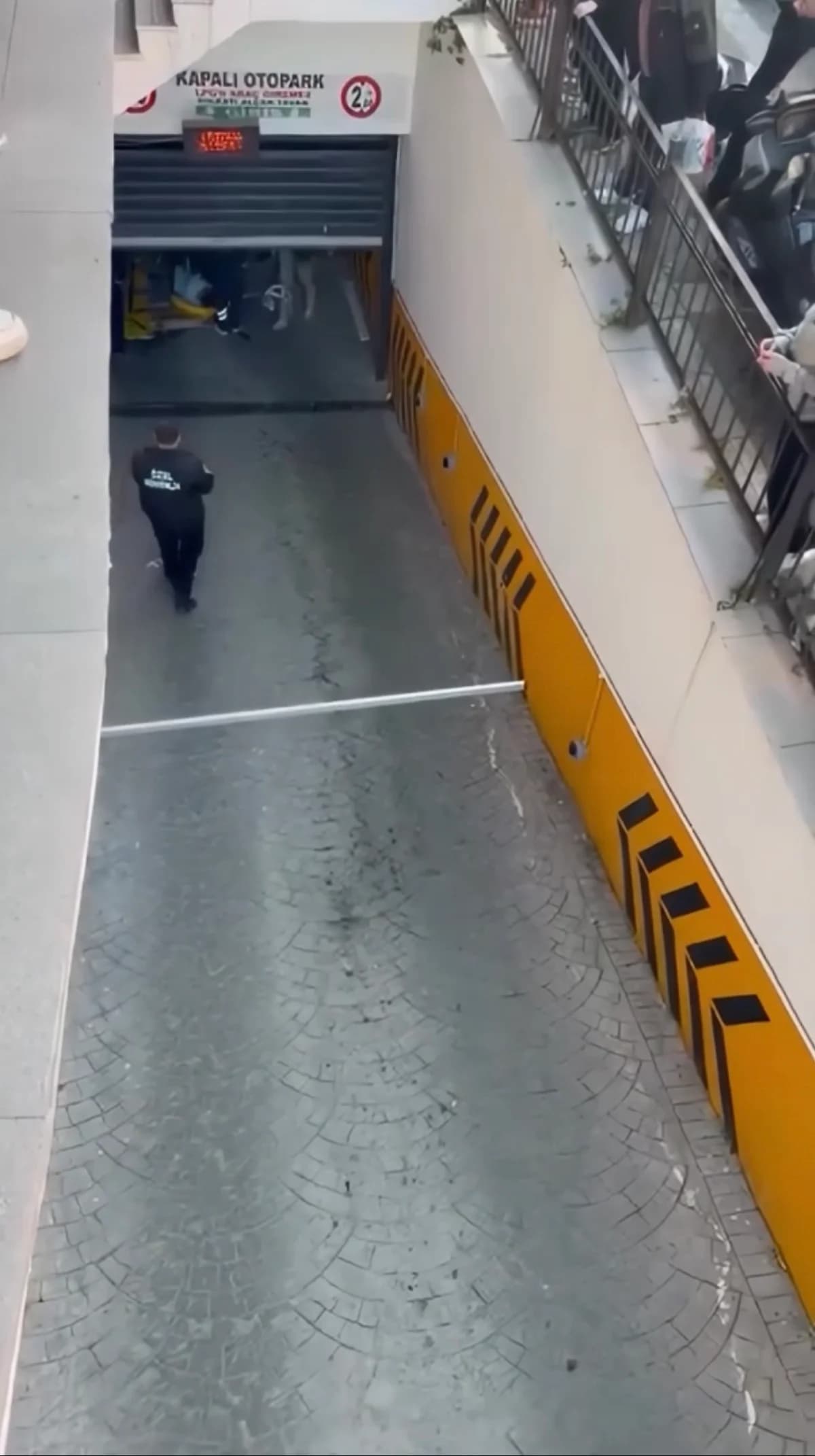 Kağıthane’de Kepenk Faciası: İşçinin Başına Düşen Metal Ağır Yaraladı