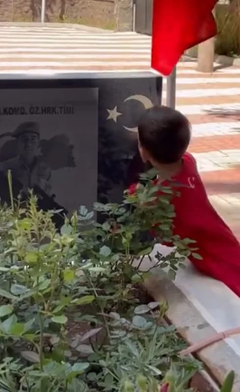 3 Yaşındaki Minik Sezer’den Duygulandıran Hareket: Şehit Amcasının Mezarına Koştu, Öptü ve Sulası!