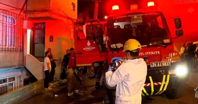 Eyüpsultan’da Alevler Geceyi Aydınlattı! Binada Mahsur Kalanlar Kurtarıldı