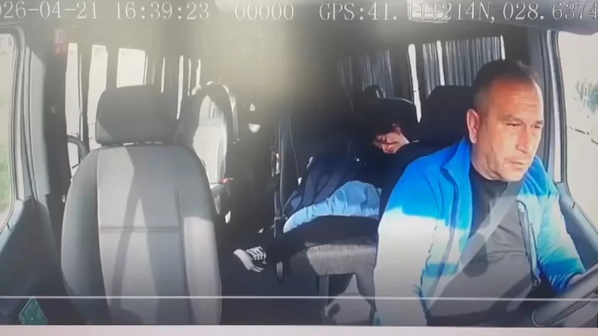 Arnavutköy’de Trafik Kazası: Okul Servisi ve Kamyonet Çarpıştı, Emniyet Kemeri Hayat Kurtardı