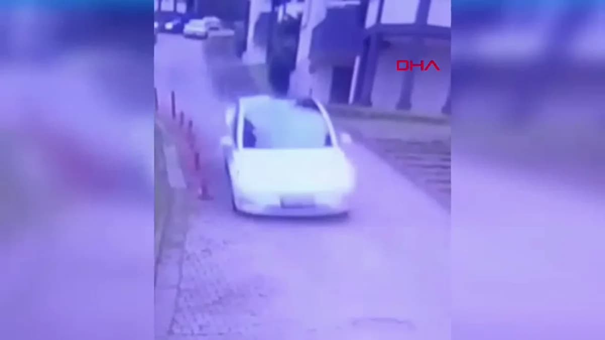Kocaeli’de Feci Kaza: Otomobil Sitenin Demir Kapısını Kırdı