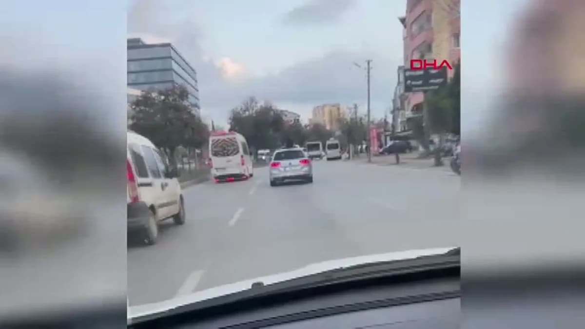 Antalya’da Aracın Tavanında Dans Eden Kadın Trafiği Tehdit Etti