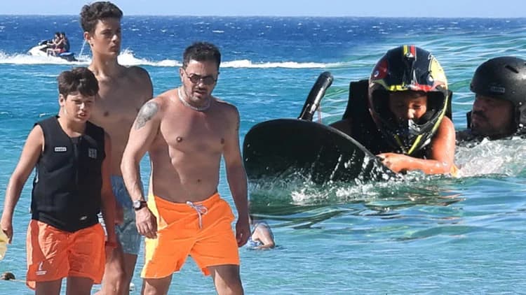 Emre Altuğ’dan Oğlu Uzay’a Jetsurf Dersi: “Hayatımı Kurtardım Babacığım”