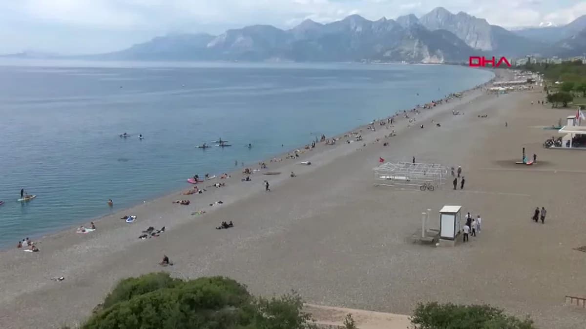 Antalya’da Yazdan Kalma Günler: Sahiller Doldu Taştı