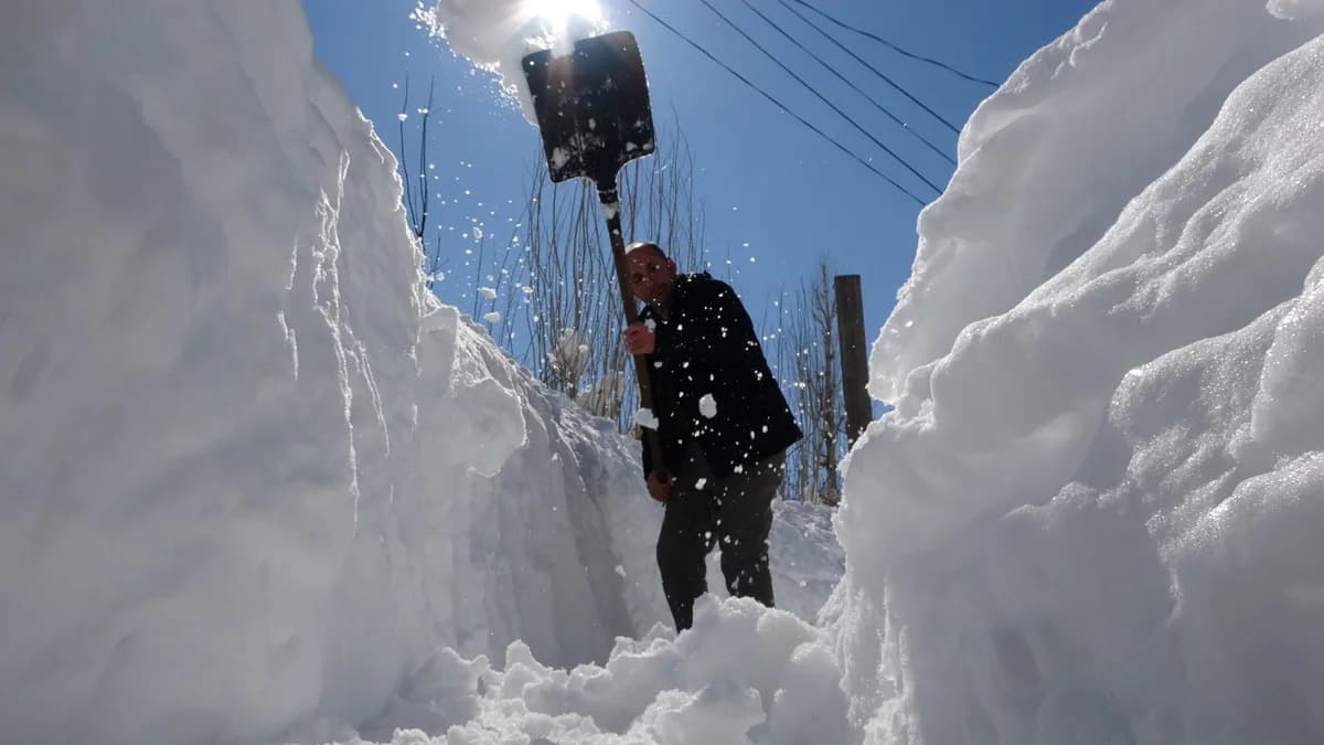 Bitlis’te Köylüler Kendi Kar Tünelleriyle Ulaşım Sağlıyor