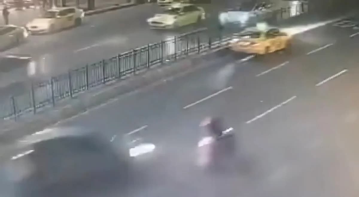 Şişhane’de Kanlı Kaza: Motosiklet Durağa Daldı, 1 Ölü, 3 Yaralı