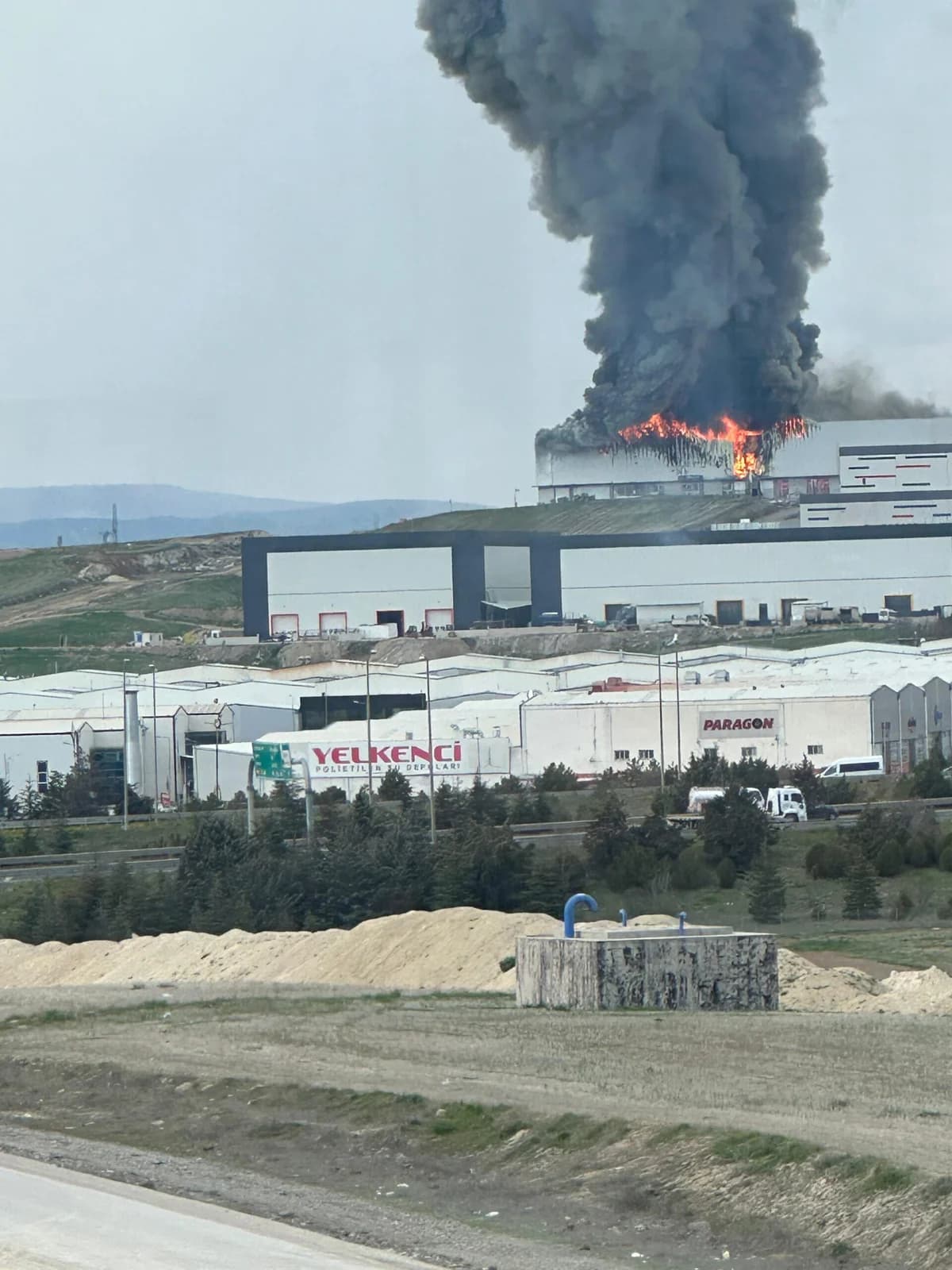 Ankara’da Mobilya Deposunda Yangın: İtfaiye Ekipleri Zamanla Yarışıyor