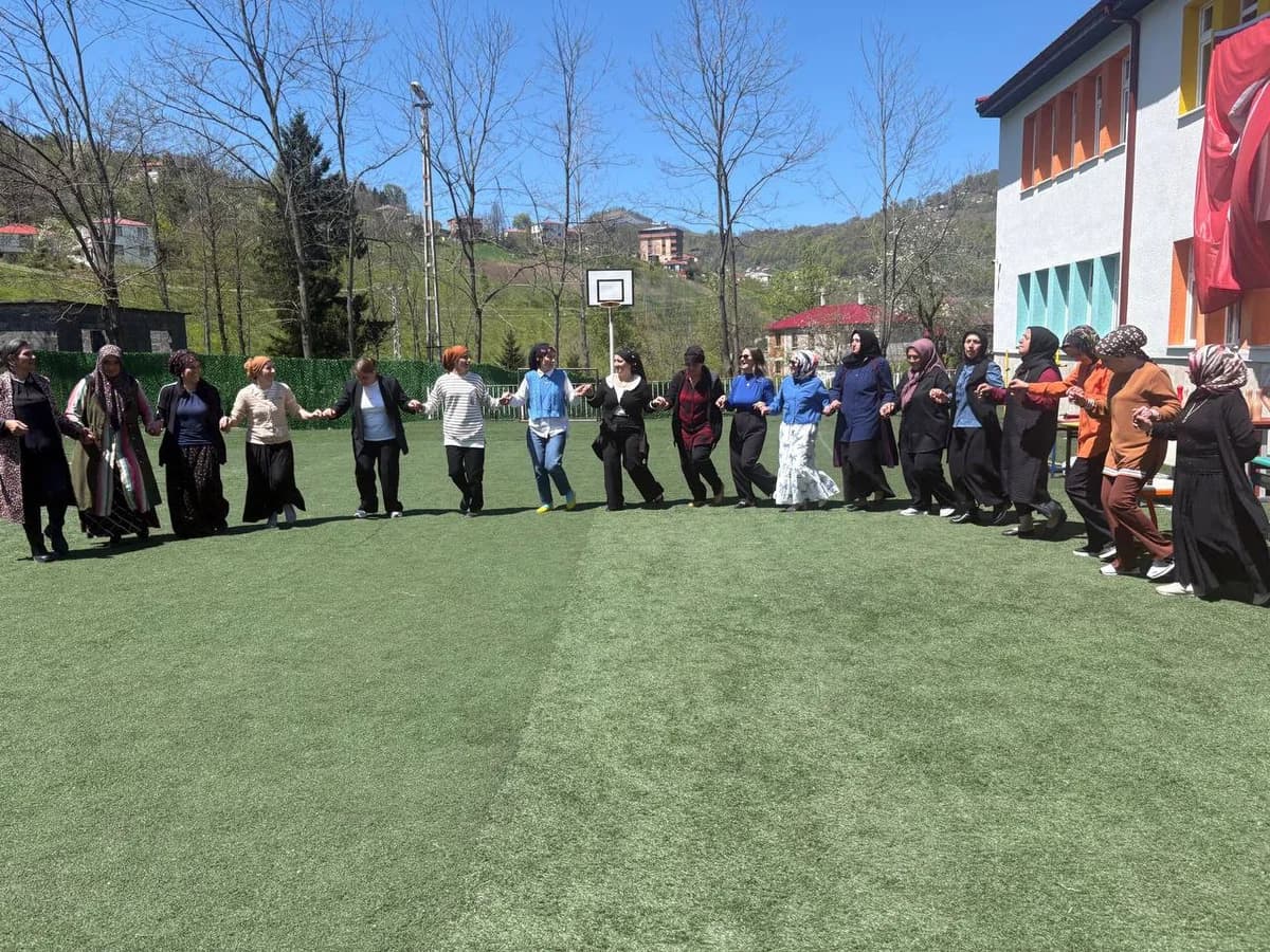 Anneler Günü’nde Okul Bahçesinde Renkli Kutlama: Horonlar Teptiler, Yarışmalara Katıldılar