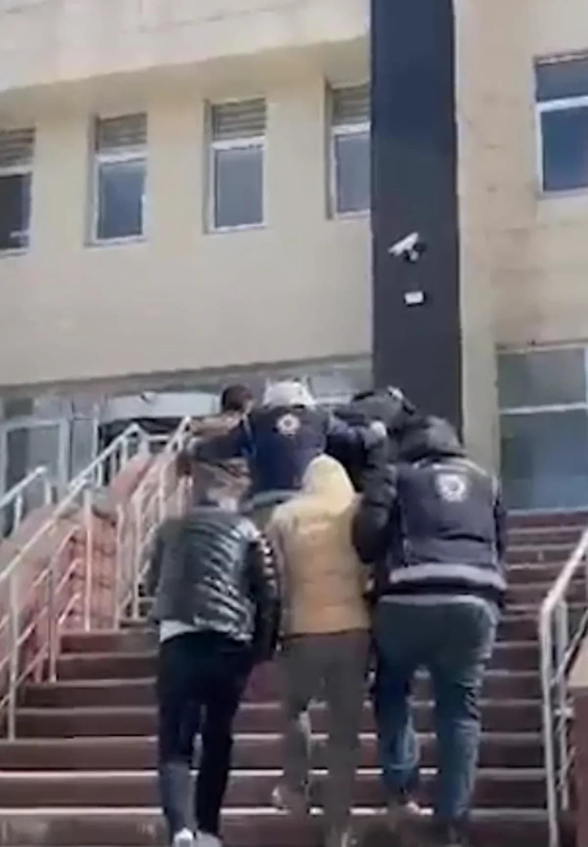 Kars’ta Durdurulan Hafif Ticari Araçta 6 Kaçak Göçmen Yakalandı