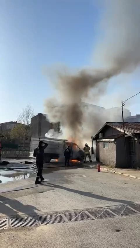 Sancaktepe’de Seyir Halindeki Kamyonette Yangın: Yangın Kısa Sürede Kontrol Altına Alındı