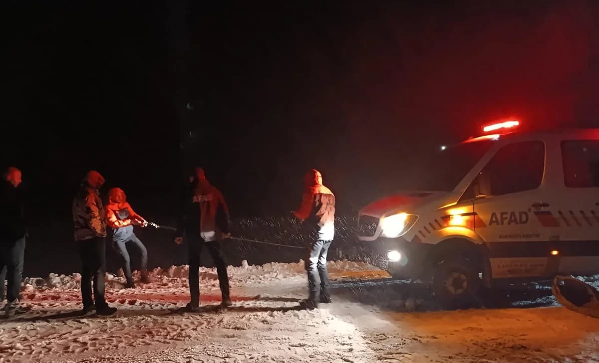 Tipi nedeniyle şarampole kayan araçtaki dört kişilik aile kurtarıldı