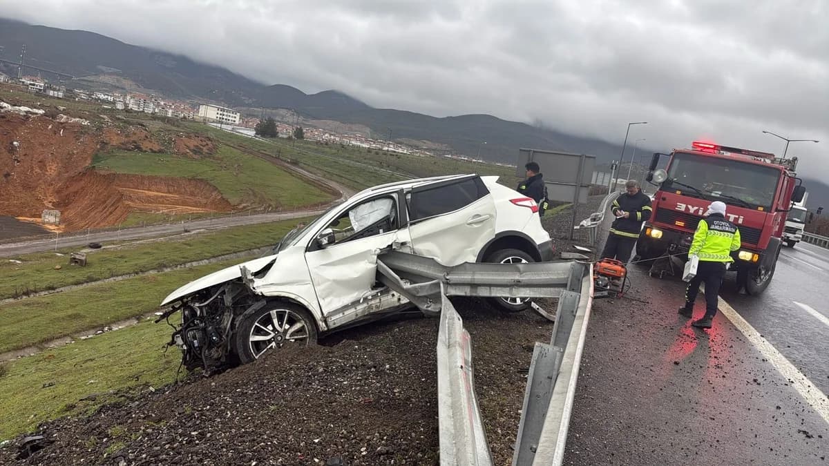 Bariyere Çarpan Araçta Feci Kaza: 1 Ölü, 2 Yaralı