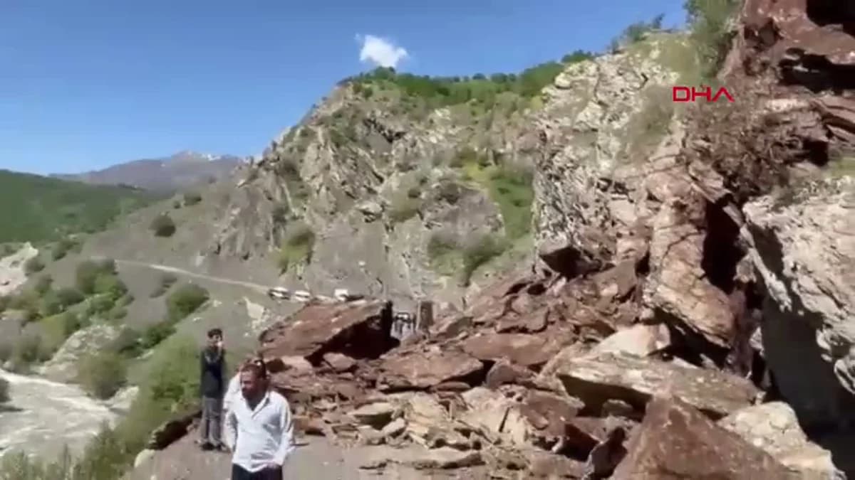Hakkari’de Heyelan: Şemdinli-Derecik Yolu Ulaşıma Kapandı