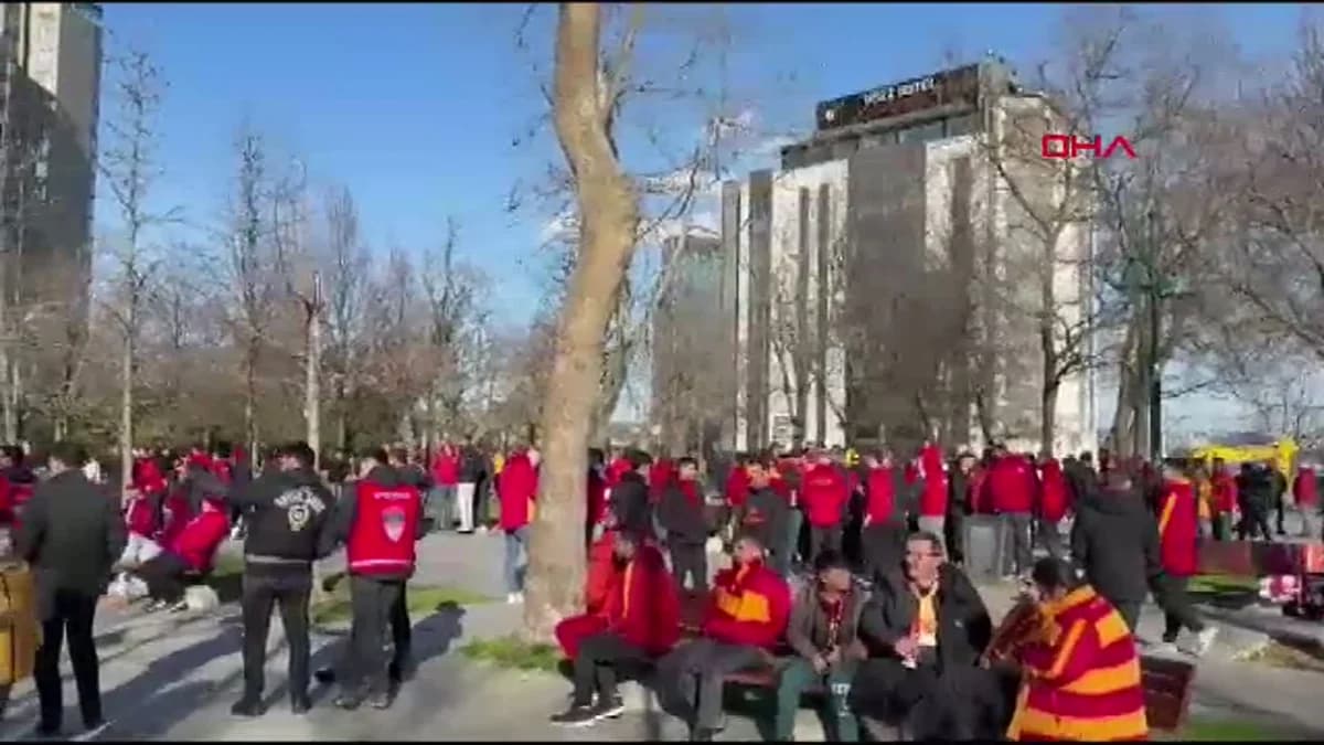 Galatasaray Taraftarları Beşiktaş Derbisi İçin Gezi Parkı’nda Buluştu