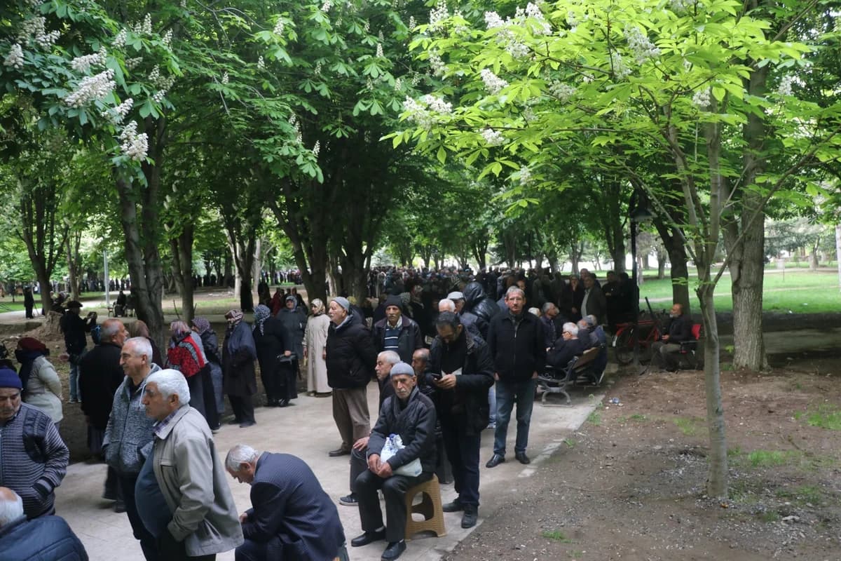 Kayseri’de Ata Tohumu Domates Fidesi Dağıtımı Kavgaya Yol Açtı: Binlerce Kişi Sıraya Girdi