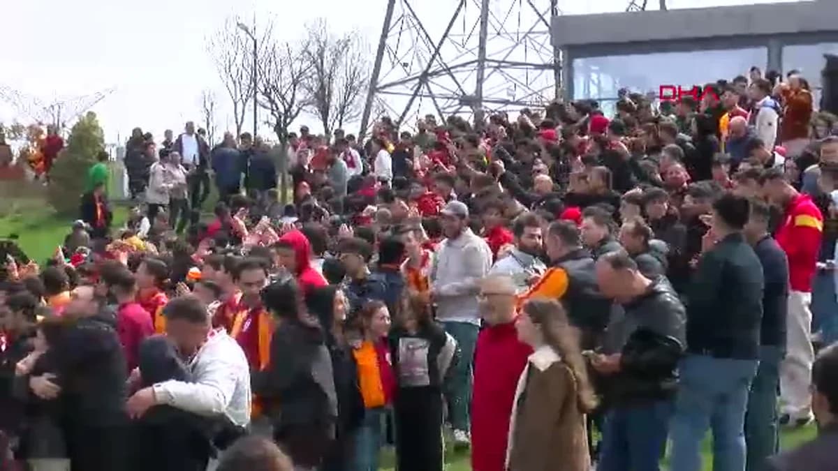 Galatasaray’ın Taraftarlarıyla Buluştuğu Antrenman Coşkusu