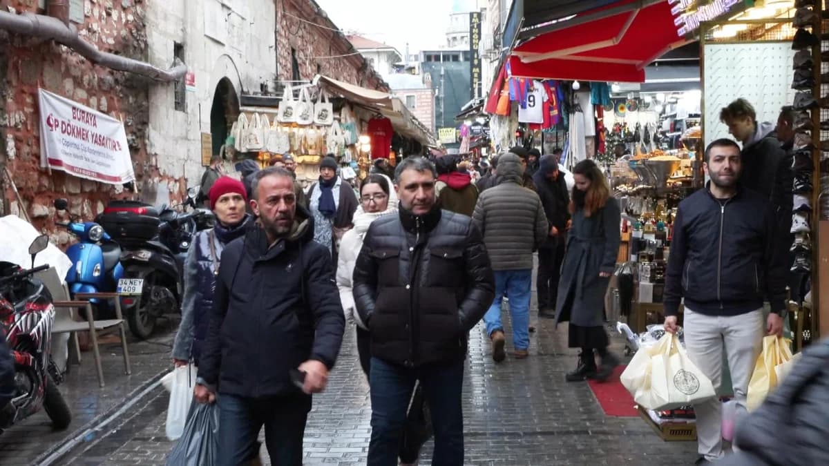Eminönü’nde Bayram Alışverişi Yoğunluğu