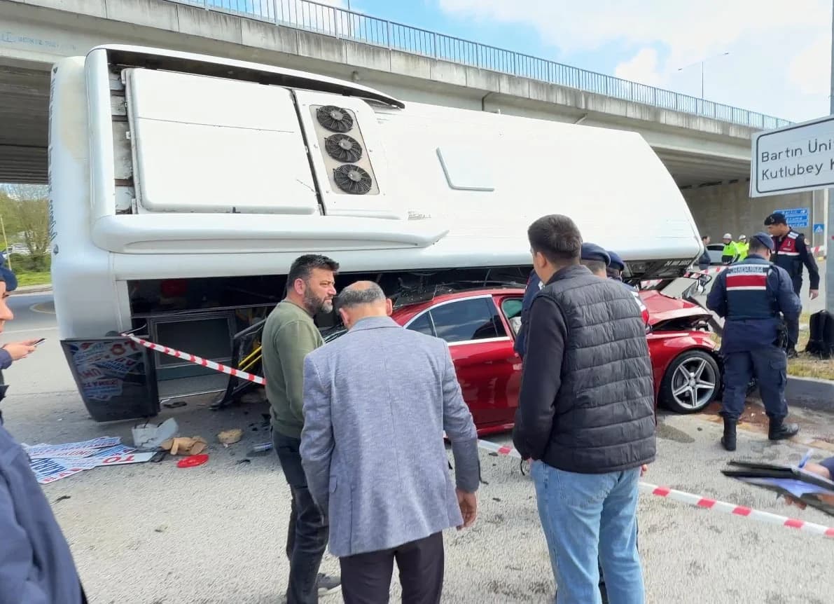 Bartın’da Felaket: Halk Otobüsü Otomobilin Üzerine Devrildi, Yaralı Üniversite Öğrencileri Var!
