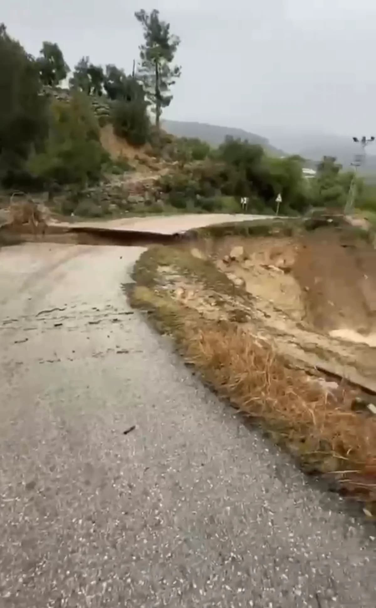 Mersin’de Sağanak Yağışlar Yol Çökmelerine Neden Oldu