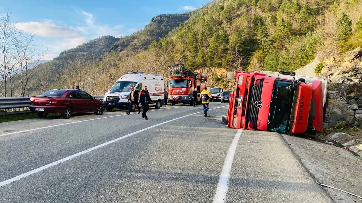 Artvin’de Devriye TIR Kazası: Şoför Ağır Yaralı