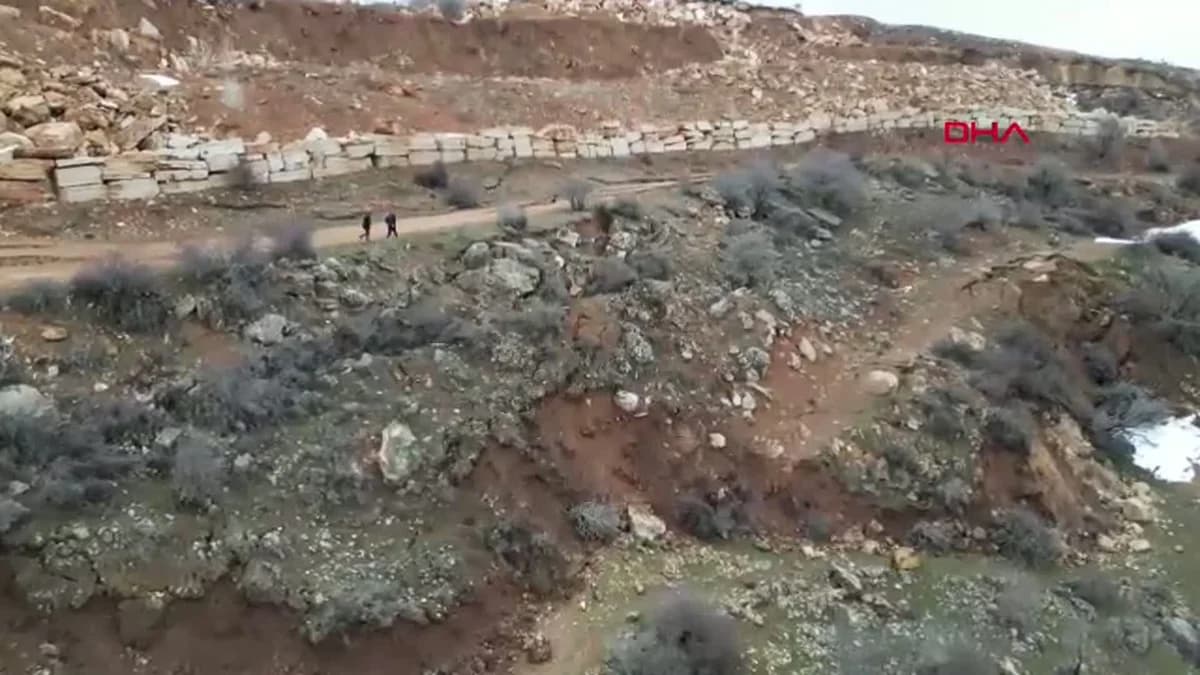 Sivas’ta Heyelan Sonrası Yolda Derin Çatlaklar Oluştu