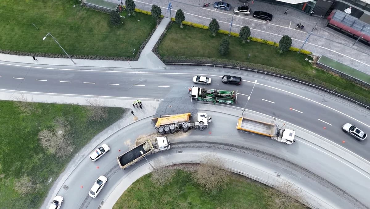 Sarıyer’de Hafriyat Kamyonu Devrildi: Şoför Yaralı