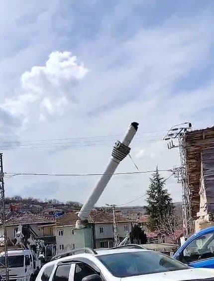 Tokat’taki Depremde Hasar Gören Minare Kontrollü Olarak Yıkıldı