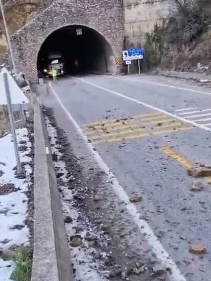 Gümüşhane- Giresun kara yolu heyelan nedeniyle ulaşıma kapandı