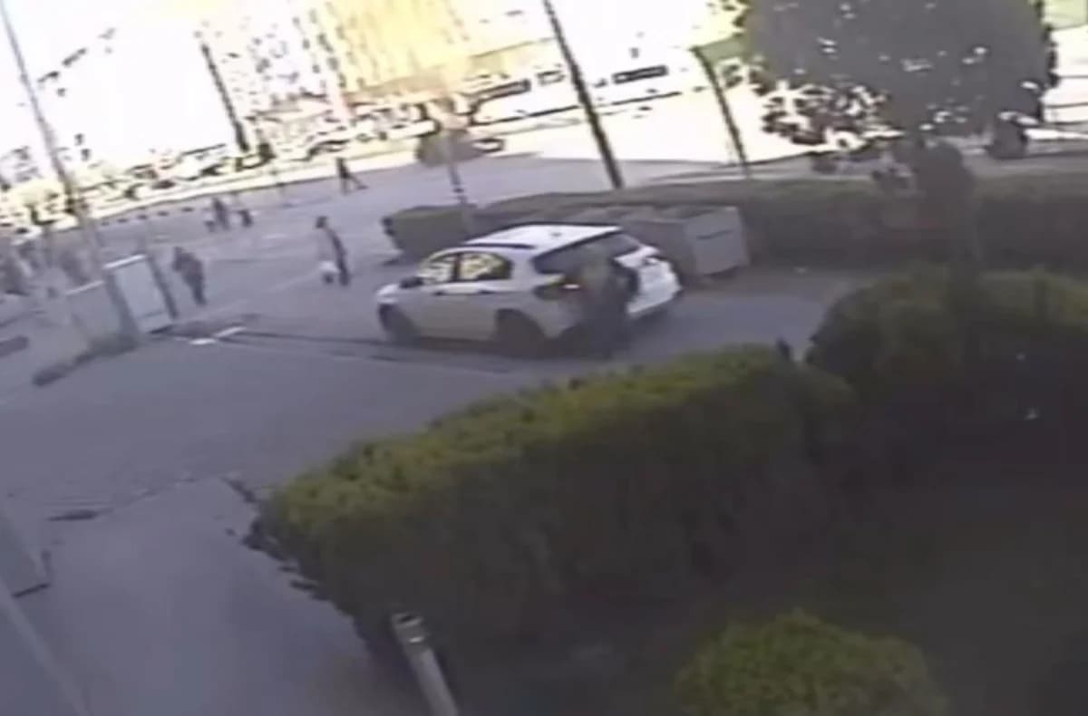 Geri Giden Otomobil Kadına Çarptı: O Anlar Kamerada!