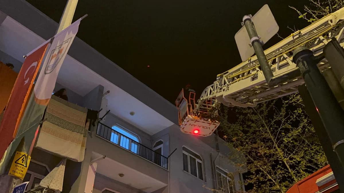 Balkondan Giren İtfaiye Ekipleri, Yalnız Yaşayan Kadını Kurtardı