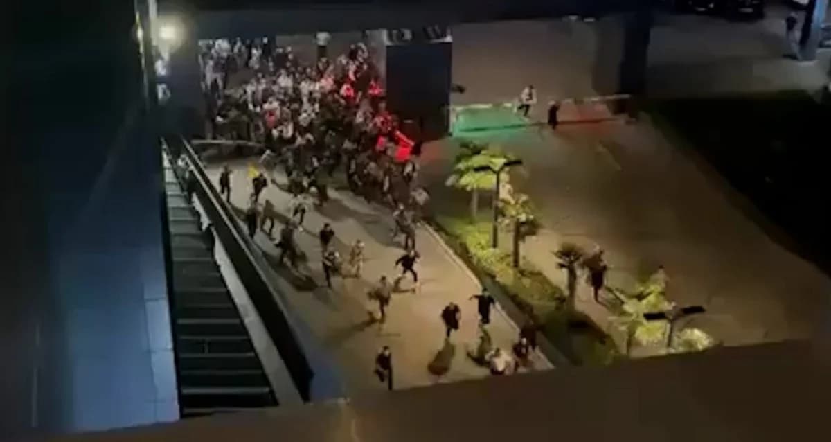 Vatandaşlar, CHP İstanbul il binasındaki polis ablukasını aştı