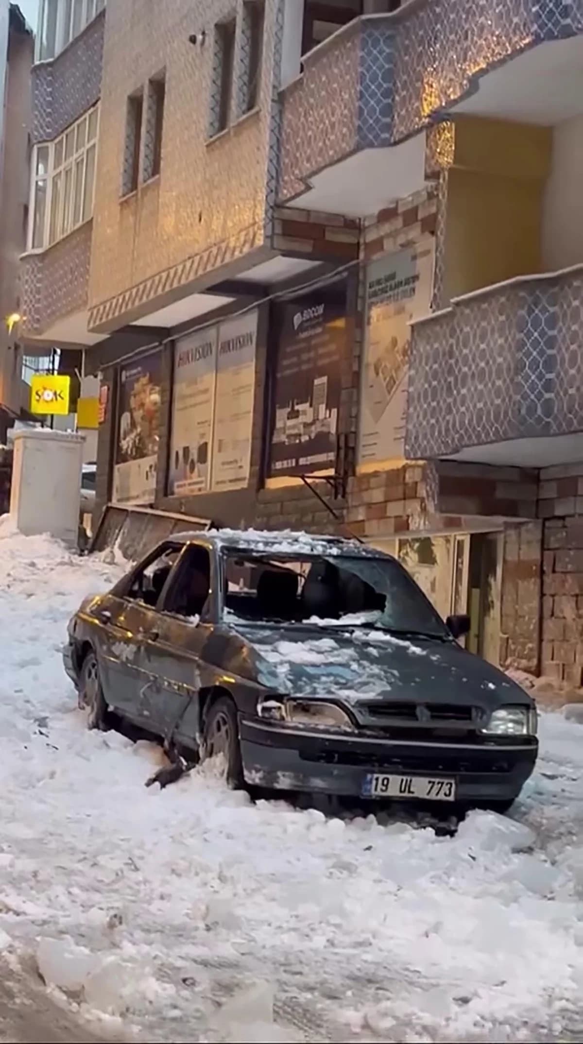 Erzurum’da Çatıdan Düşen Kar Kütlesi Otomobili Yazdı!