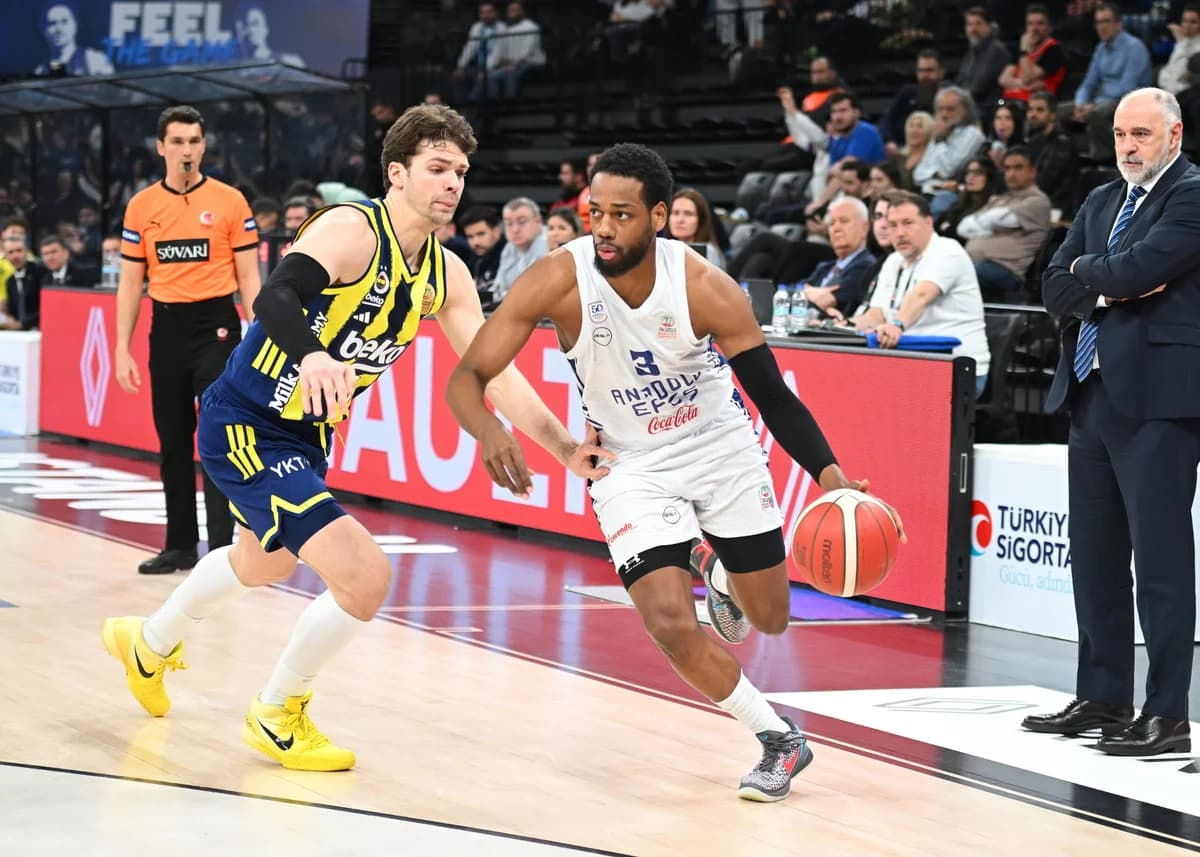 Fenerbahçe Beko, Anadolu Efes’i Mağlup Ederek Liderliğini Sürdürdü