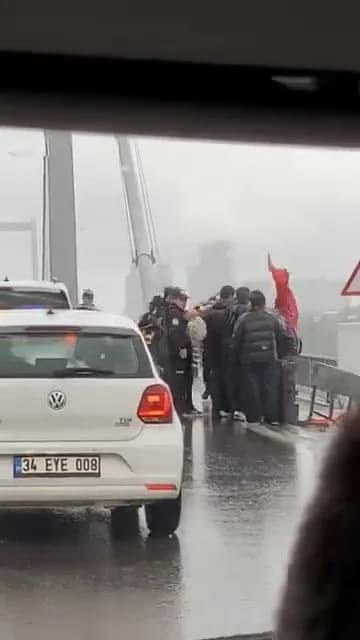 15 Temmuz Şehitler Köprüsü’nde Trafik Karıştı: İzinsiz Gösteriye Polis Müdahalesi