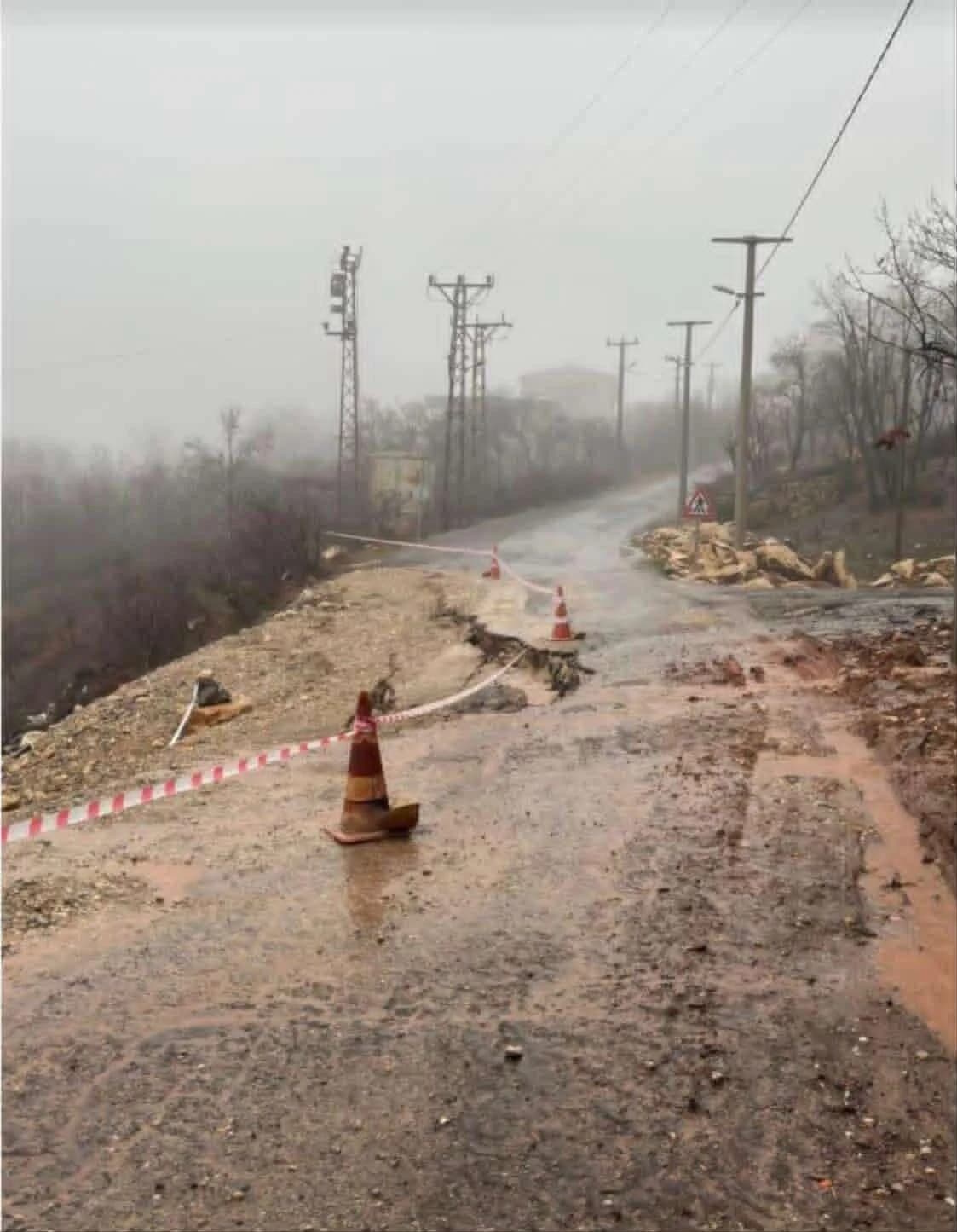 Diyarbakır’da Sağanak Yağış Sonrası Su Baskınları ve Yol Hasarları