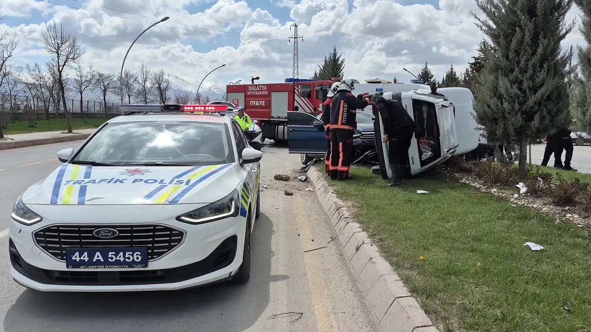 Malatya’da Trafik Kazası: Hafif Ticari Araç ve Otomobil Çarpıştı, 3 Yaralı