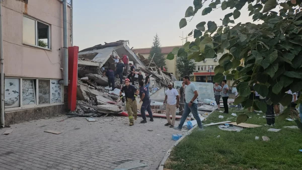 Deprem korkuttu: Yıkılan binalar, 1 can kaybı