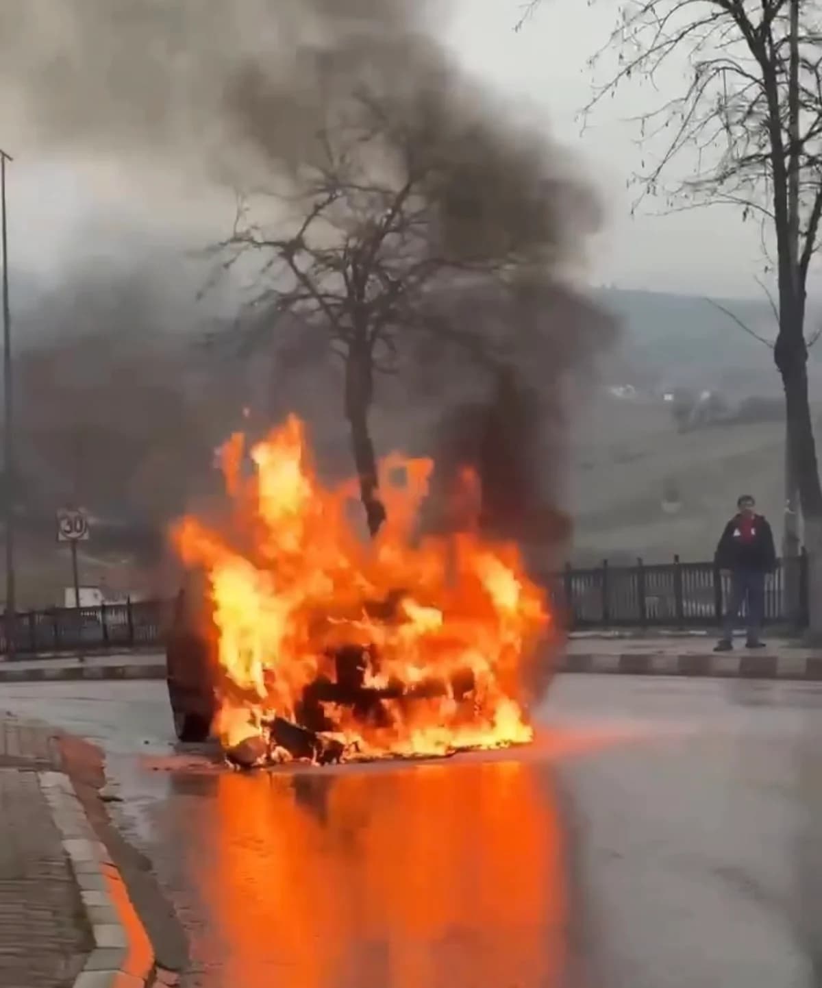 Safranbolu’da Motor Kısmından Tutuşan Otomobil Alev Alev Yandı