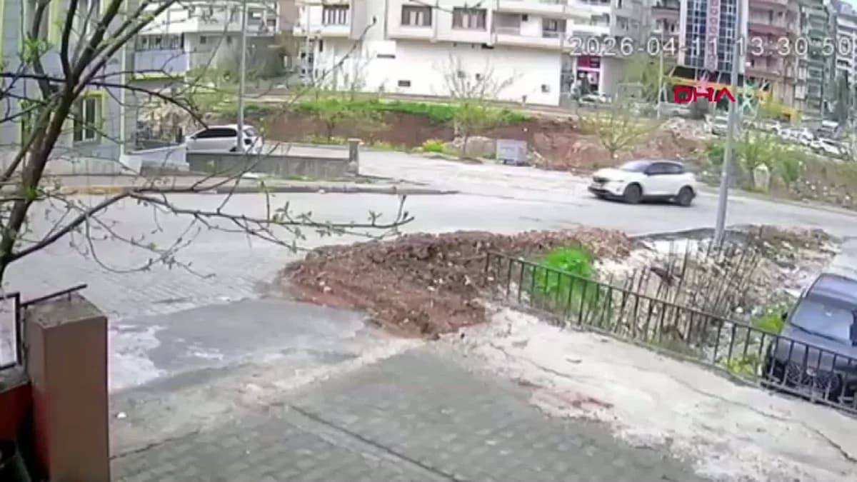 Şanlıurfa’da Park Halindeki Otomobil Dereye Düştü: O Anlar Güvenlik Kamerasında