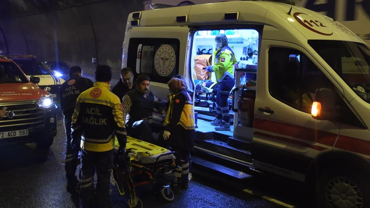 Bolu Dağı Tüneli’nde TIR ve Otomobil Çarpıştı: 5 Kişi Yaralandı
